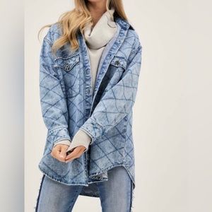 Curvy A TWIST ON THE CLASSIC
SHIRT JACKET